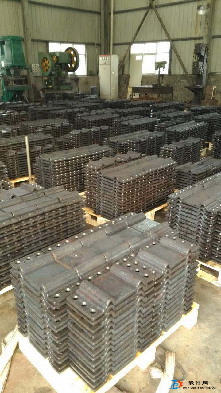江西鍛造廠專業(yè)生產(chǎn)挖掘機搖臂，吊鉤，管卡等鍛造件